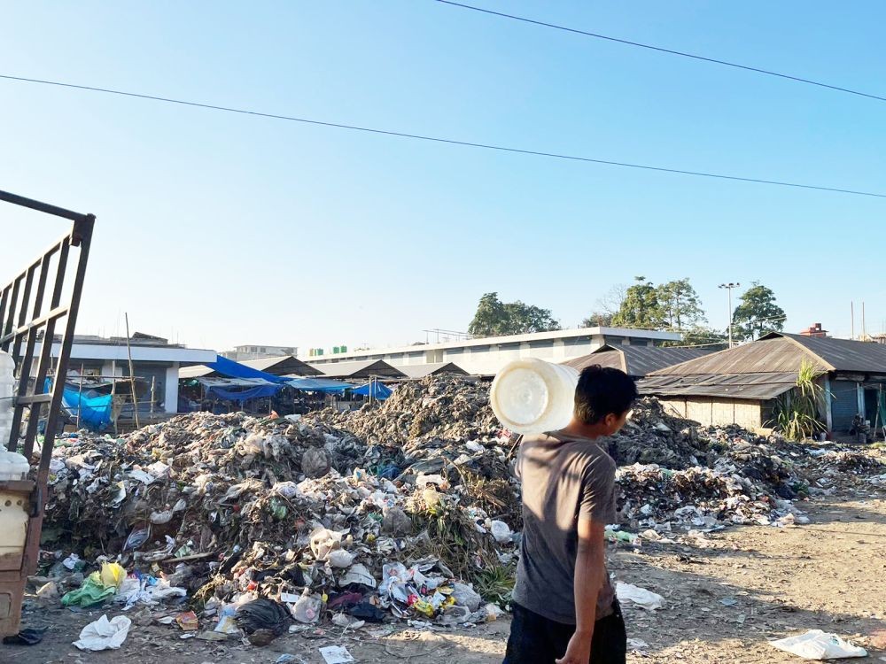 Heaps of garbage seen dumped behind Supermarket complex in Dimapur on December 3. Speaking to one resident whose house was just adjacent to the pile of garbage, she complained of the foul smell and flies emanating from it. “It is very difficult for us to live here but what can we do,” she told The Morung Express. She alleged that trucks kept coming to dump their waste on the site every day, adding that it has almost been a month now. On November 24, 2022, the National Green Tribunal (NGT) had slapped Rs 200 crore fine on Nagaland state for its failure to scientifically manage liquid and solid waste, in violation of mandate of law, particularly judgements of the Supreme Court and the Tribunal. At the present Nagaland generates 282.43 tonnes of waste per day according to the NGT report. (Morung Photo)